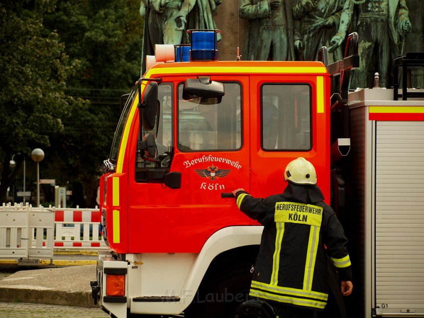 2 Denkmalkletterer hielten Feuerwehr und Polizei in Trapp Koeln Heumarkt P093.JPG